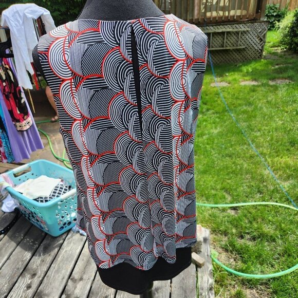P287.  Softworks Black, White and Red Layered Sleeveless Blouse |M  NWT - Picture 3 of 5
